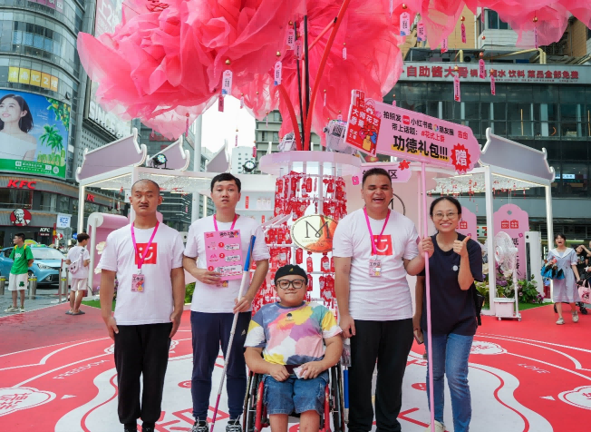 創(chuàng)新推動(dòng)視障人士多元就業(yè)，
名創(chuàng)優(yōu)品x合木交上了這樣的答卷