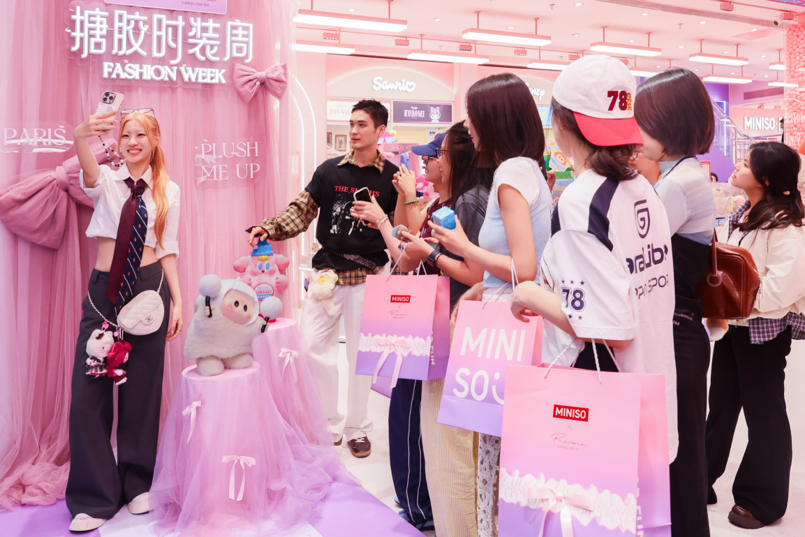 中國潮玩閃耀巴黎時裝周，名創(chuàng)優(yōu)品聯(lián)合設(shè)計師Caroline Hú打造“時尚單品”